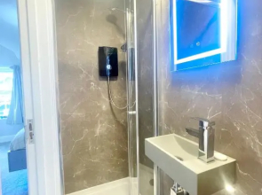 Cloud9 Newly Renovated, Beautiful Ensuite Rooms Near Seafront in Town Centre, Netflix, SuperFast WiFi, Communal Kitchen