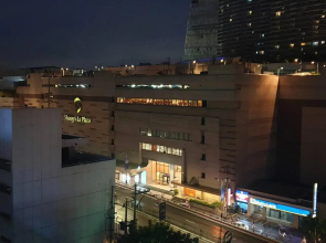MANDALUYONG 2 Br w 2 Queen, 50HDtv across Shangrila Mall