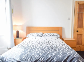 1 Bedroom Apartment in Traditional Edinburgh Tenement