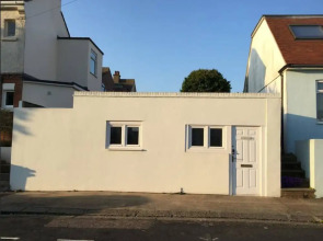 Spacious Studio Apartment in Brighton