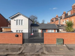 2-bed House in Reading-near Town-sleeps 4