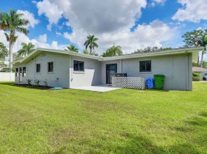 3 Mi to Downtown Bradenton: Family Home w/ Yard!