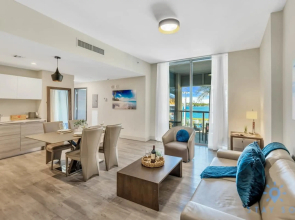 Apartment w Bay View Balcony  Pool   Up To 6  Gym, Hollywood