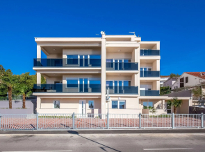 Spacious Apartment With Swimming Pool and Jacuzzi, Sea View