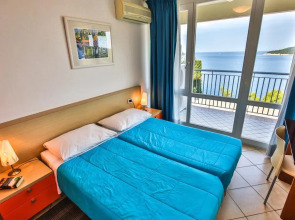 Splendid Golden Rocks Resort