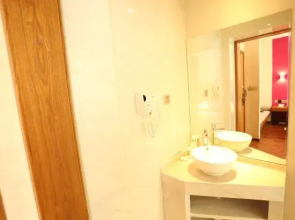 Super 8 Hotel (Luoyang Longmen High-speed Railway Station Quanyi Square)