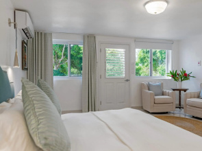 Magnificent 5-Bedroom Estate Villa, Sleeps 12