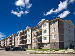 Vibrant Flat 10 min drive downtown