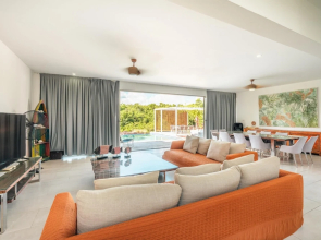 Luxury 6BR Villa w Pool Maid at Yarari