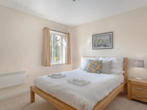 Luxury Hitchin Apartment, Great Town Centre Location - With Parking