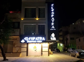 Cleopatra Pyramids View Inn