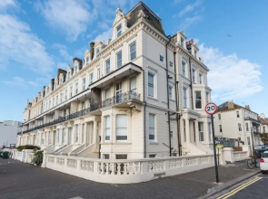 1 Bedroom Seafront Flat in Hove