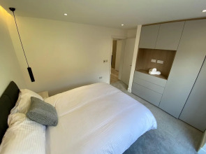 Modern 2 Bedroom 2 Bathroom flat