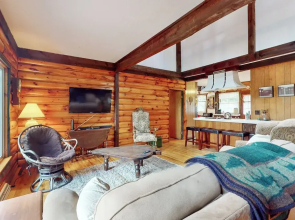 3BR Lakehouse w/ Lake Access, Deck & Fire Pit