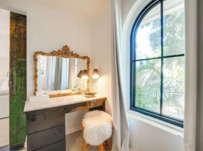 Chic Getaway in Desirable South Tampa District!