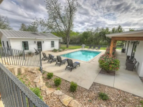 Schubert Inn-main With Pool and Grill - 2blks to Main