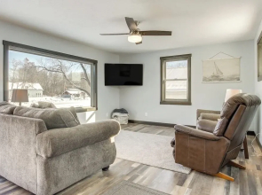 Boat Dock: Riverfront Oconto Home!
