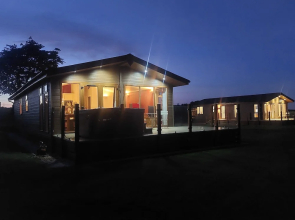 2 Bedroom Sleeps 4 Lodge-smart Tv-hot Tub-dogs Ok