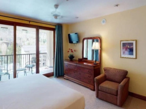 Cascade Village 2 Bedroom Condo, Mere Steps to Chair Lift With Pool and Hot Tubs