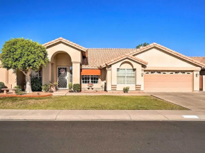 Elegant Peoria Home: Pool, Putting Green, Fire Pit