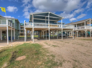 New! Beachfront Home W/grill & Stunning Views!