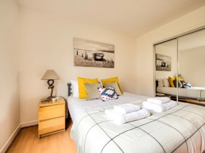 Large Two Bedroom Flat 10 min Bus Ride to Centre