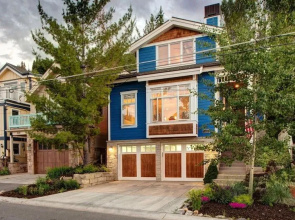 Bluebird Haus E1055 by RedAwning