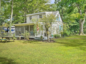 Darling Cottage ~ 1 Mi to Lake Erie Beach!