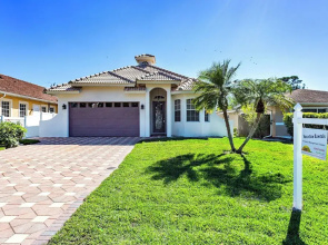 Imola: Newly Remodeled Pool Home Minutes from Vanderbilt Beach. Family-Friendly Retreat with 4 BR, 3.5 Bathrooms, and Private Screened Pool. Perfect Location Near Mercato and Naples Attractions