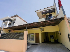 OYO 1857 Wonoboyo Residence Near RSU Katholik Surabaya Kota Surabaya