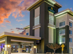 La Quinta Inn & Suites by Wyndham Denver Gateway Park