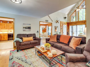 North Georgia Cabin w/ Hot Tub & Community Perks!