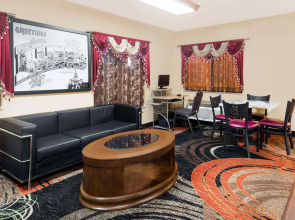 Super 8 by Wyndham Paris IL