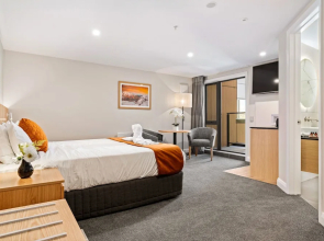 Lovely 2 Bedroom Apartment With Indoor Fireplace