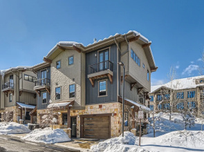 Blackstone Mountain Retreat #21! Walk To The Lifts! 4 Bedroom Apts by RedAwning
