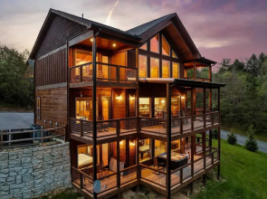Smoky Horizon by Avantstay Game Room, Movie Theater, Deck w Hot Tub Views!