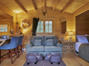 1-bed Cabin, 2 Adults, Wood Burning Hot Tub & Fire