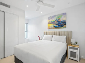 Waterfront 2-bed Oasis - Pool, Steam, Jacuzzi, Gym