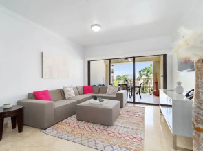 Beautiful 2BR Condo w Large Balcony in Palm Beach