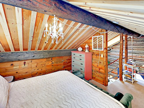 Secluded Mountain-view Log , Near Snow Trails 2 Bedroom Home