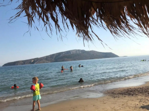 Seaview 2nd flr. apt. next to the beach, wifi,a/c,p/c media.