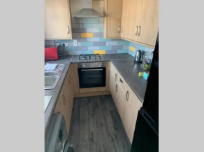 'The Rockingham' 4 double beds, Netflix TVs, WIFI, parking