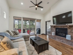 Scenic Golf Retreat With Modern Comforts & Fireplace 4 Bedroom Townhouse