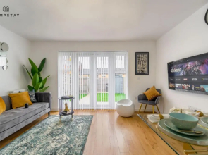 Stylish 4 Bed Family Home At Madejski, Reading University