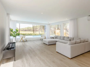 Aroeira Modern Grand Villa With Pool by Homing