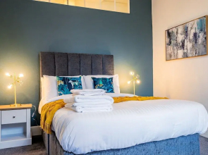 Host Stay Compton House