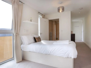 Greenwich Two Bed Flat, with Pool &Parking