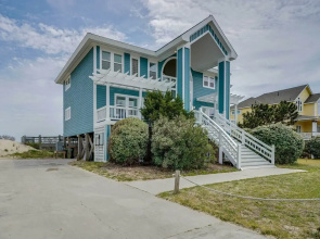 Grand Seaside Escape w/ Direct Beach Access!