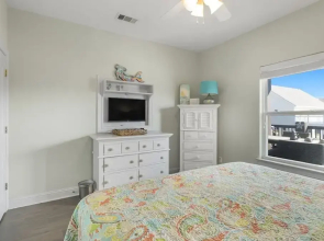 Surf & Seahorse 4 Bedroom Home by RedAwning