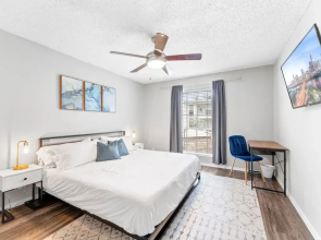 Soco 2BR Corner Suite w Pool King bed Fast Wifi